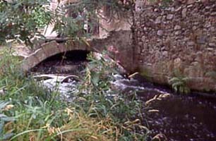 Le canal desservant l'ancien moulin